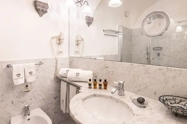 Deluxe Tek Büyük Yataklı Oda (French Balcony)