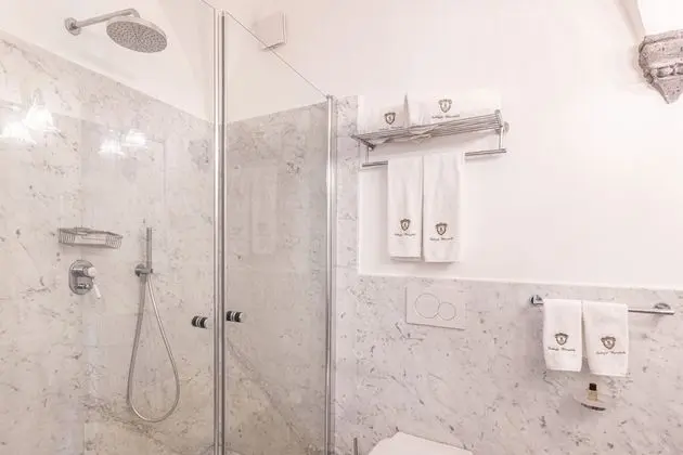 Deluxe Tek Büyük Yataklı Oda (French Balcony)