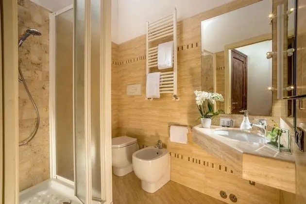 Büyük Yataklı Tek Kişilik Oda