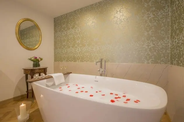 Luxury Tek Büyük Yataklı Oda