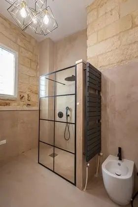 Süit, Sauna (Queen)