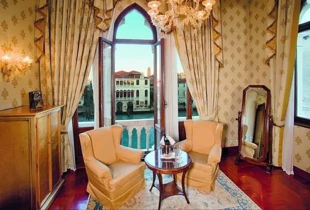 Junior Süit (2 Pax - Grand Canal View)