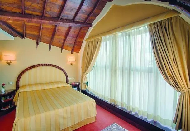 Junior Süit (4 Pax - Grand Canal View)