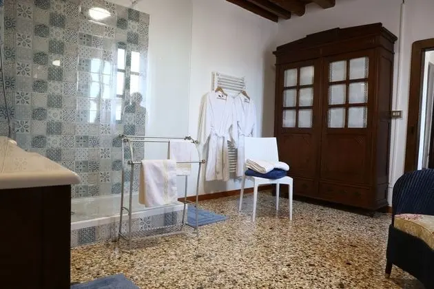 Comfort Tek Büyük Yataklı Oda (Private External Bathroom)