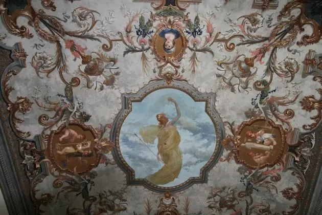 Junior Tek Büyük veya İki Ayrı Yataklı Oda