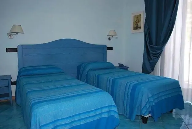 Üç Kişilik Oda
