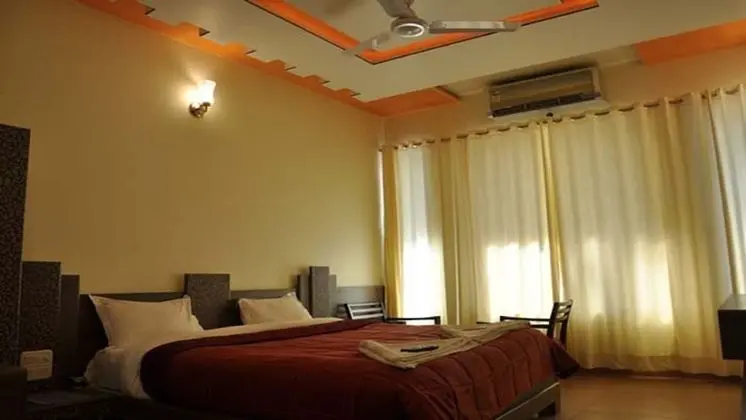 Deluxe Tek Büyük Yataklı Oda, 1 Çift Kişilik Yatak, Şehir Manzaralı, Bahçeli