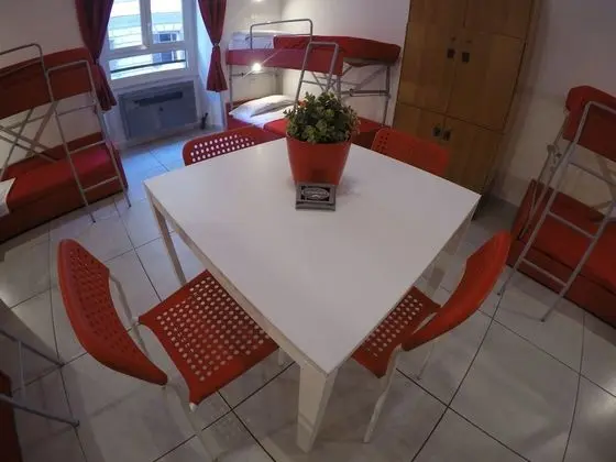 Ortak Ranzalı Oda, Birden Çok Yatak Odası