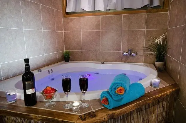 Romantic Kulübe, 1 En Büyük (King) Boy Yatak, Sıcak Su Havuzu, Zemin Kat