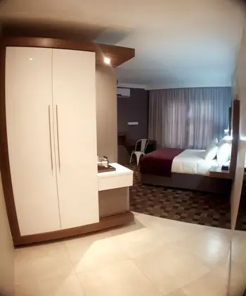 Deluxe Queen Room (2)