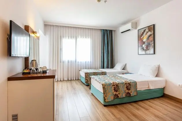 https://images.etstur.com/files/images/hotelImages/TR/51606/l/Palm-Wings-Beach-Resort---Spa-Kusadasi-Oda-327586.jpg