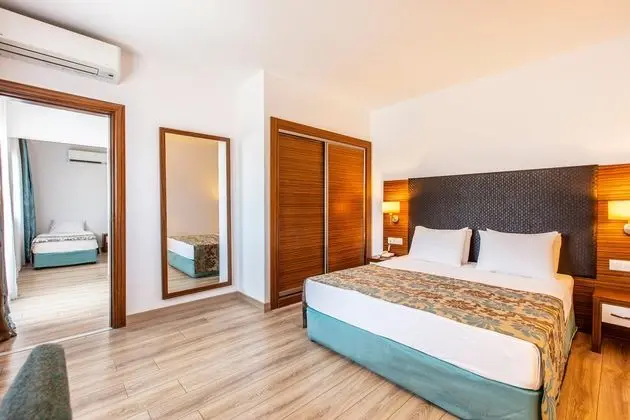 https://images.etstur.com/files/images/hotelImages/TR/51606/l/Palm-Wings-Beach-Resort---Spa-Kusadasi-Oda-327587.jpg