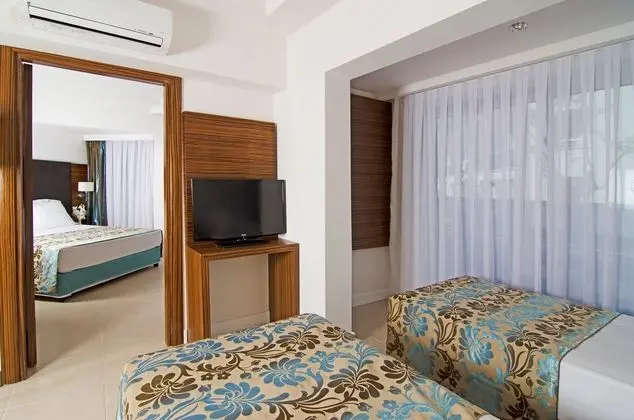 https://images.etstur.com/files/images/hotelImages/TR/51606/l/Palm-Wings-Beach-Resort---Spa-Kusadasi-Oda-327588.jpg