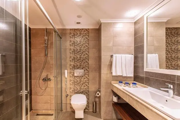 https://images.etstur.com/files/images/hotelImages/TR/51606/l/Palm-Wings-Beach-Resort---Spa-Kusadasi-Oda-327589.jpg
