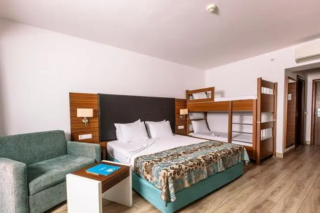 https://images.etstur.com/files/images/hotelImages/TR/51606/l/Palm-Wings-Beach-Resort---Spa-Kusadasi-Oda-327591.jpg