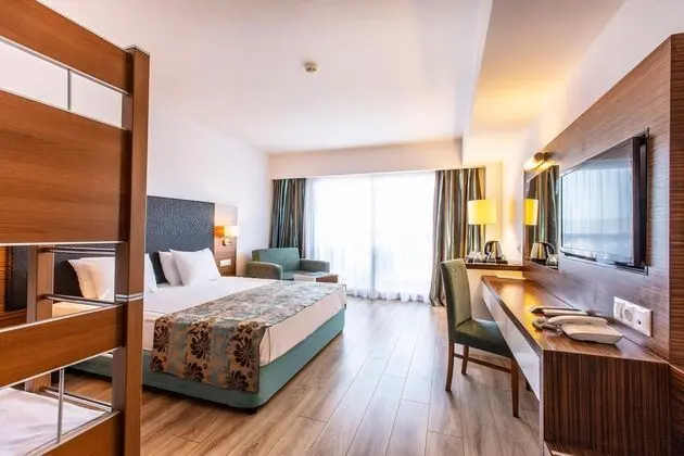 https://images.etstur.com/files/images/hotelImages/TR/51606/l/Palm-Wings-Beach-Resort---Spa-Kusadasi-Oda-327592.jpg