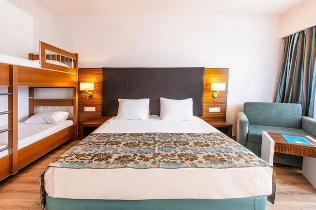 https://images.etstur.com/files/images/hotelImages/TR/51606/l/Palm-Wings-Beach-Resort---Spa-Kusadasi-Oda-327593.jpg