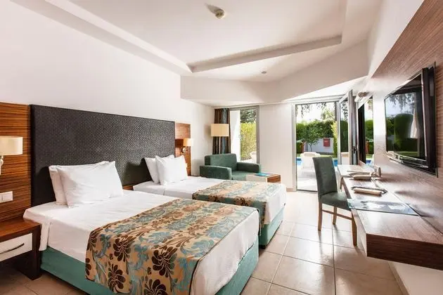 https://images.etstur.com/files/images/hotelImages/TR/51606/l/Palm-Wings-Beach-Resort---Spa-Kusadasi-Oda-327594.jpg