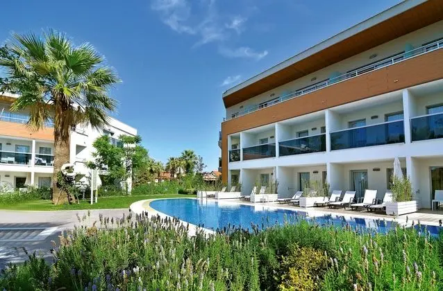 https://images.etstur.com/files/images/hotelImages/TR/51606/l/Palm-Wings-Beach-Resort---Spa-Kusadasi-Oda-327595.jpg