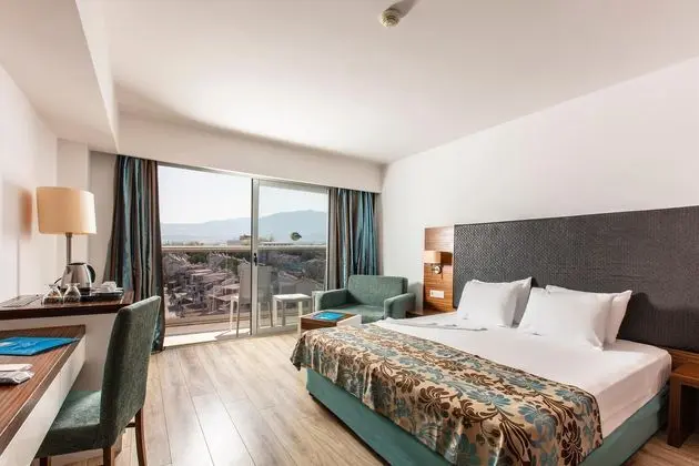 https://images.etstur.com/files/images/hotelImages/TR/51606/l/Palm-Wings-Beach-Resort---Spa-Kusadasi-Oda-327596.jpg