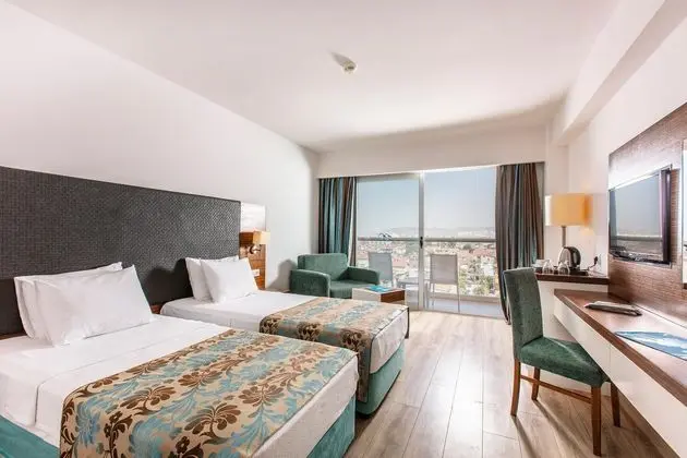 https://images.etstur.com/files/images/hotelImages/TR/51606/l/Palm-Wings-Beach-Resort---Spa-Kusadasi-Oda-327597.jpg