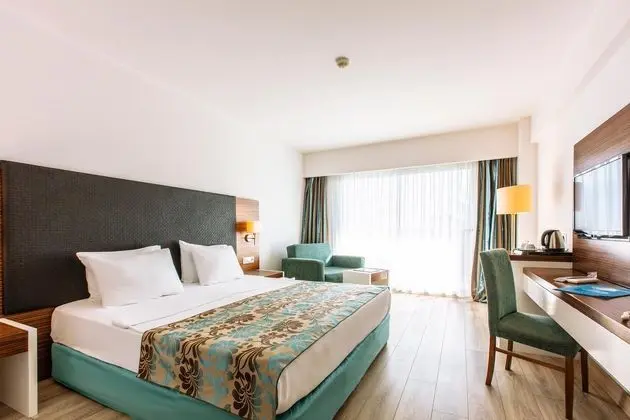 https://images.etstur.com/files/images/hotelImages/TR/51606/l/Palm-Wings-Beach-Resort---Spa-Kusadasi-Oda-327598.jpg