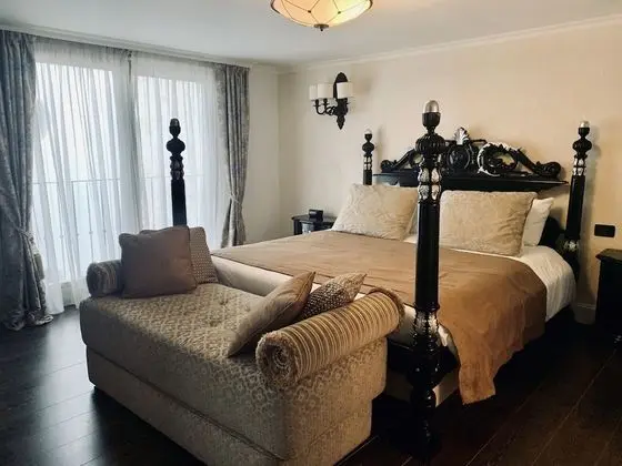 Courtyard Room
