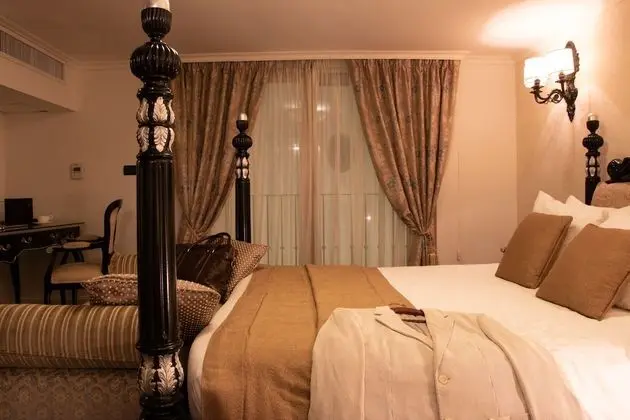 Courtyard Room
