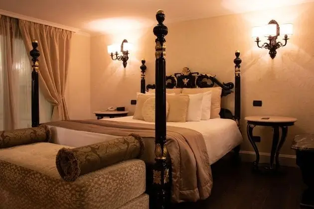 Courtyard Room