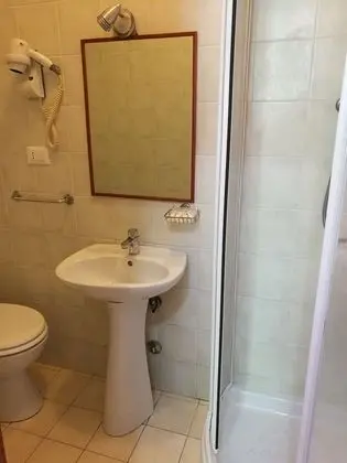 Tek Büyük veya İki Ayrı Yataklı Oda, 1 Çift Kişilik veya 2 Tek Kişilik Yatak, Ek Bina