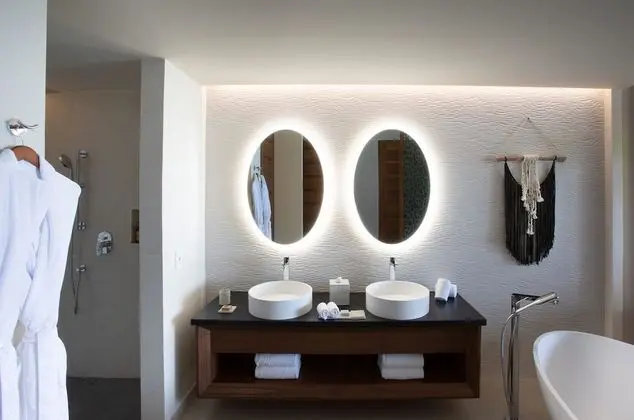 Ocean Front King Suite with Bathtub