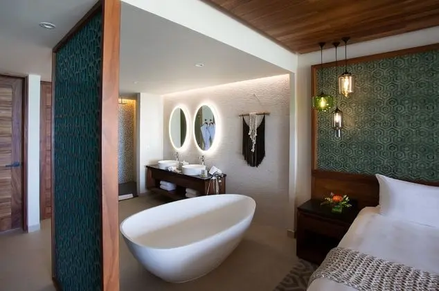 Ocean Front King Suite with Bathtub
