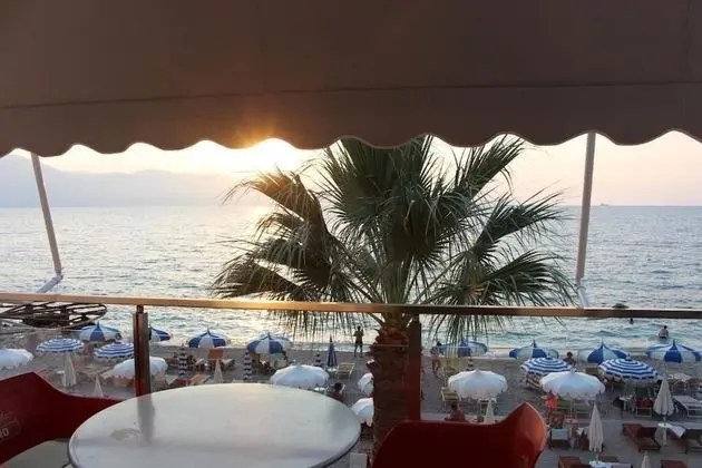 Dört Kişilik Oda, Deniz Manzaralı
