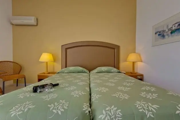 Tek Büyük veya İki Ayrı Yataklı Oda, Bahçe Manzaralı