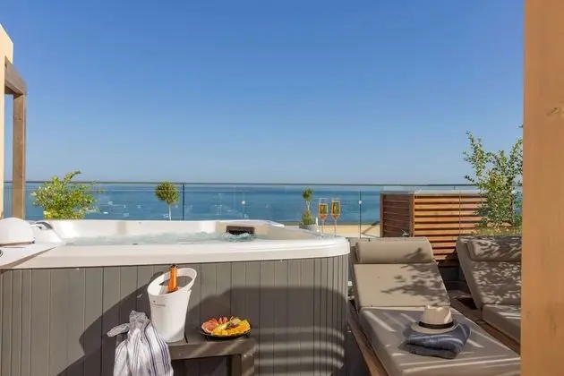 Deluxe Room Sea View with Jacuzzi
