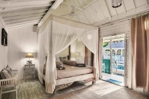 Bungalov, Havuz Manzaralı