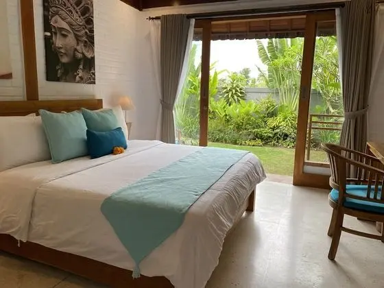 Bungalow with Garden View