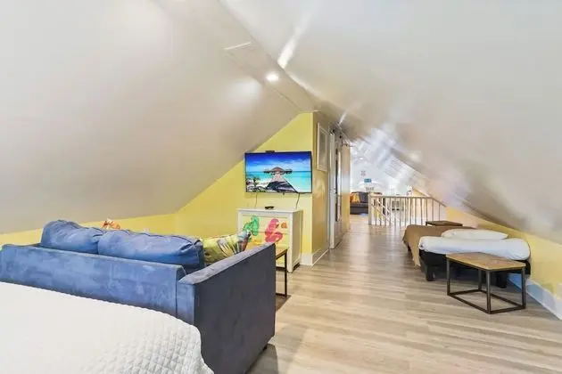 Bi-Level Suite (Not Pet Friendly)