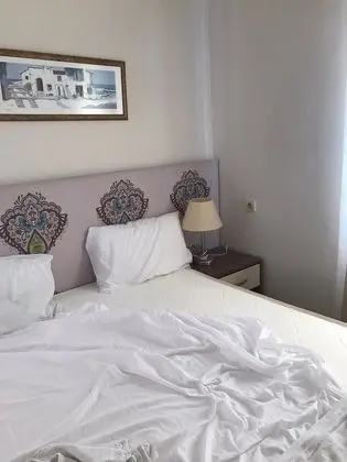 İki Kraliçe Yatak 1 Çift Kişilik Yatak