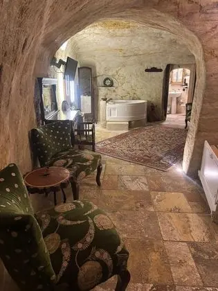 https://images.odamax.com/img/1920x1080/odamax/image/upload/Palomar_Suit_202605181704023_WhatsApp_Image_2026_05_18_at_4_59_39_PM.jpeg