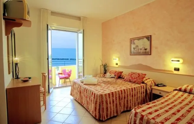 Dört Kişilik Oda, Kısmi Deniz Manzaralı