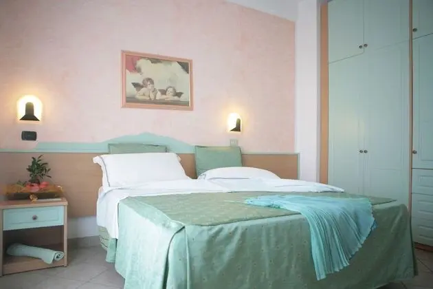 Üç Kişilik Oda, Kısmi Deniz Manzaralı