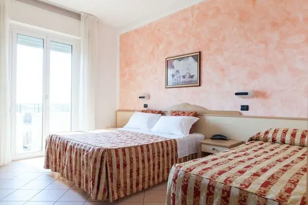 Üç Kişilik Oda, Kısmi Deniz Manzaralı