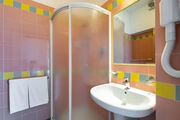 Üç Kişilik Oda, Kısmi Deniz Manzaralı