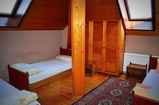 Üç Kişilik Oda, Ortak Banyo