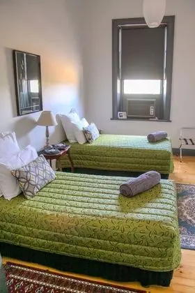 İki Ayrı Yataklı Oda, Ortak Banyo