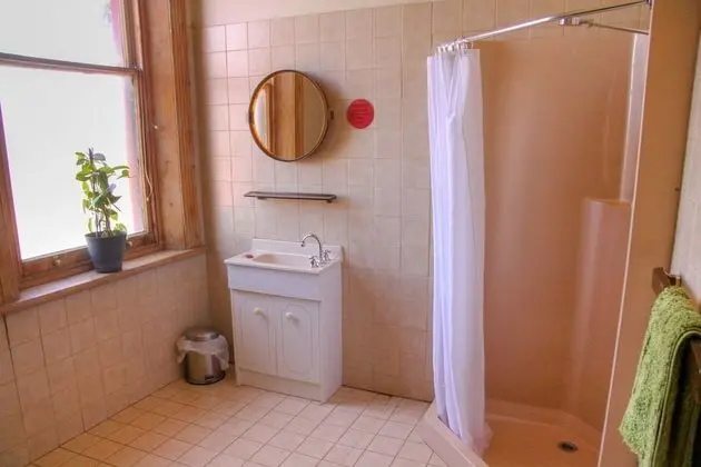 İki Ayrı Yataklı Oda, Ortak Banyo