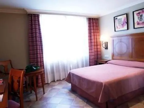 Büyük Yataklı Tek Kişilik Oda