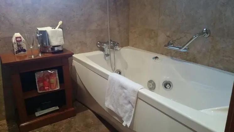 Büyük Yataklı Tek Kişilik Oda