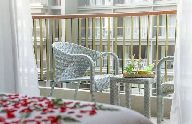 Deluxe Premier Pool View
